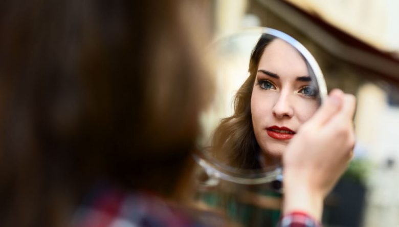 Types of Beauty Makeup Mirrors: How to Choose the Perfect Mirror for You
